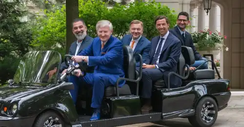 Керівництво Шахтаря продемонструвало кумедний знімок з зустрічі – проїхалися на електромобілі для гольфу