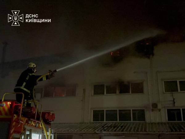 Двоє людей постраждали внаслідок російських атак на Київщину