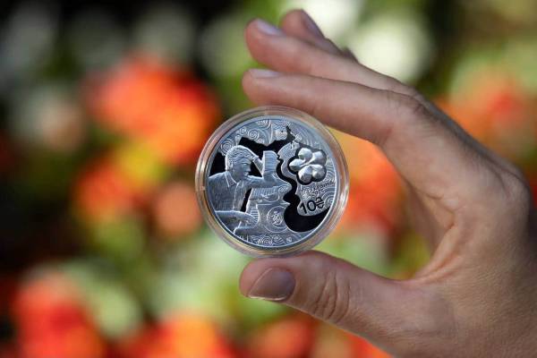 Нацбанк презентував срібну монету «Червона рута»