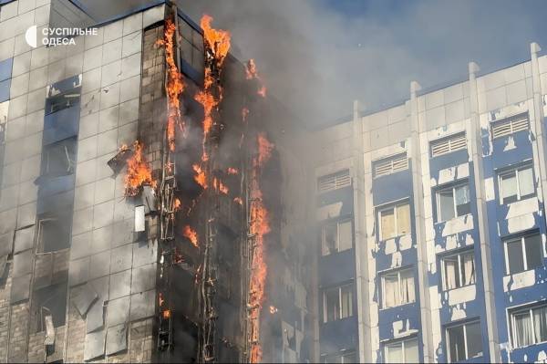 Росіяни вдарили по центральному офісу “Укрзалізниці” в Одесі