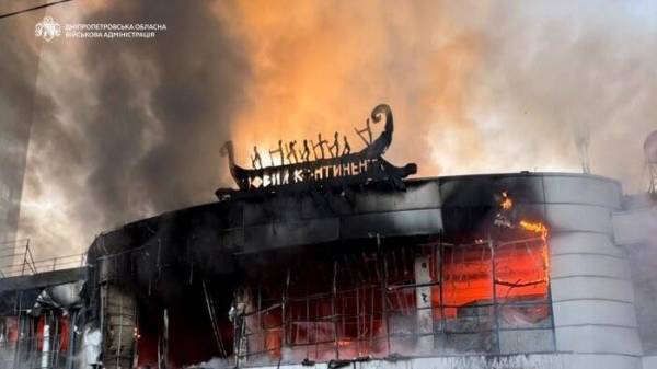 У Дніпрі окупанти обстріляли торговельний центр