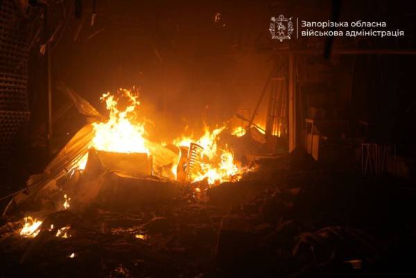 Пожежа у запорізькому ТРЦ після ворожого удару