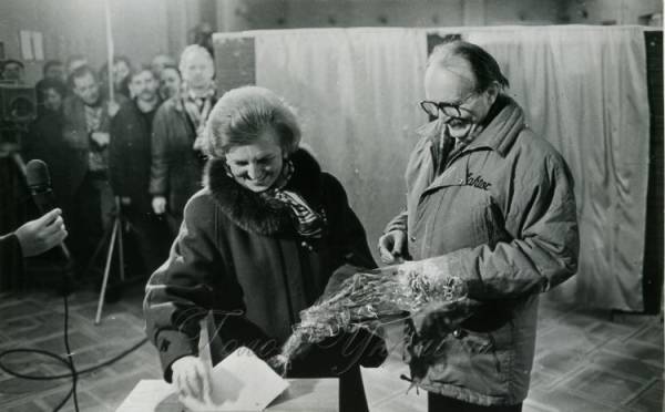 1991 рік, кандидат у президенти України В’ячеслав Чорновіл і його дружина Атена Пашко на виборчій дільниці. Соціолог Олексій Антипович вважає, що Чорновола підтримували «такі самі виборці», які нині підтримують Залужного