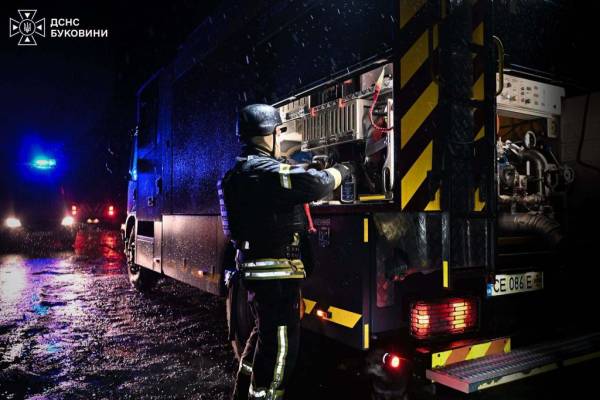 41 рятувальник ліквідовує наслідки російської атаки на Буковині
