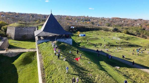 DRAGON FEST оживить старовинний замок у Хотині родинним святом повітряних зміїв