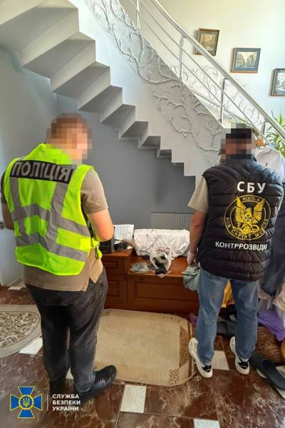 СБУ перекрила нелегальний збут зброї з передової та виявила цех з її виготовлення на Буковині